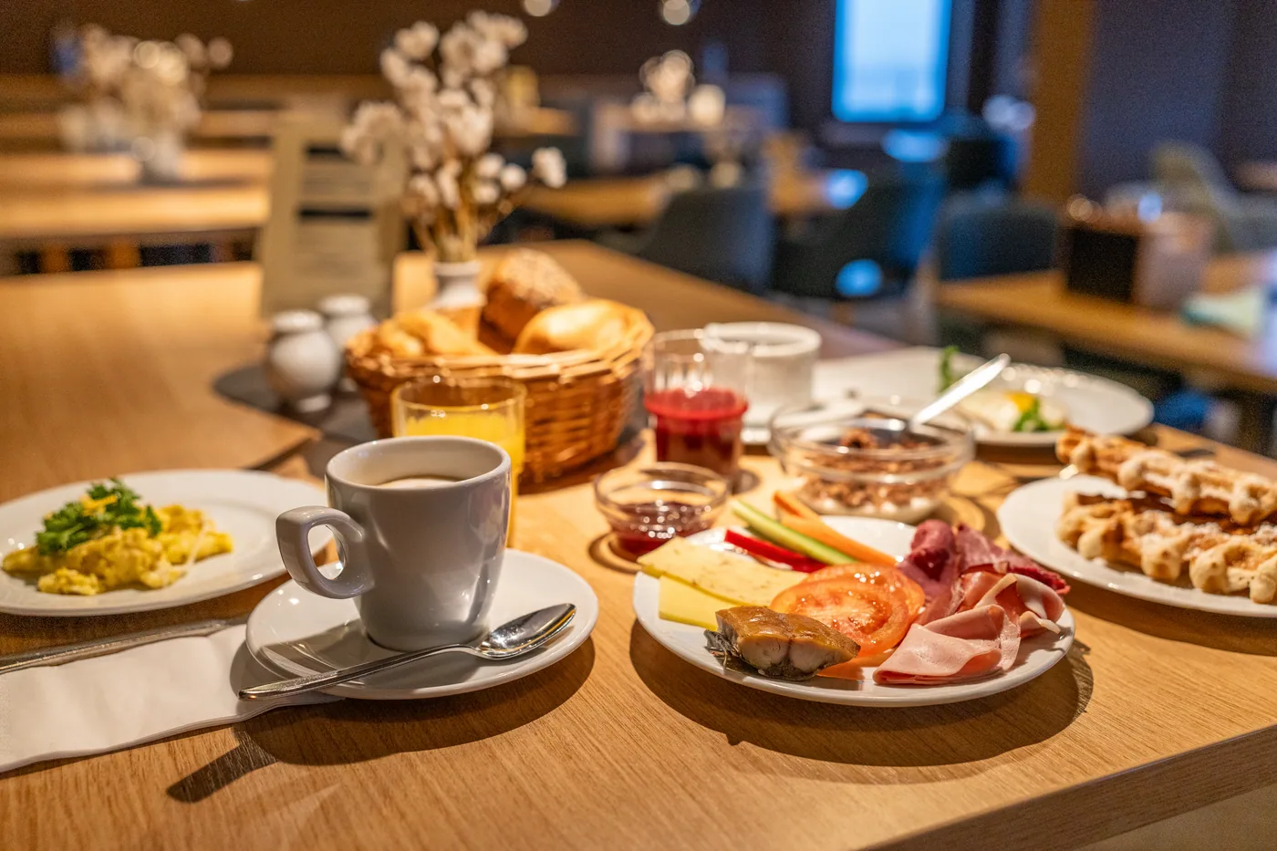 Frühstücksbuffet im tween mit Kaffee, frischem Brot, Rührei und Waffeln