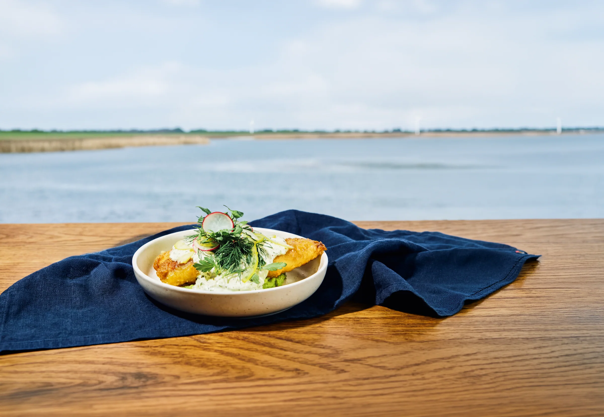 Backfisch auf dem Tisch mit Blick auf die Eider